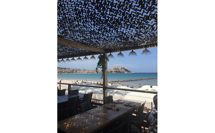 Filet d'ombrage à câble acier installé sur une terrasse